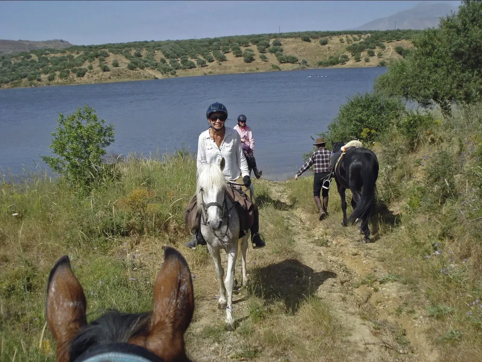 paardrijden langs heuvels en meren in Griekenland