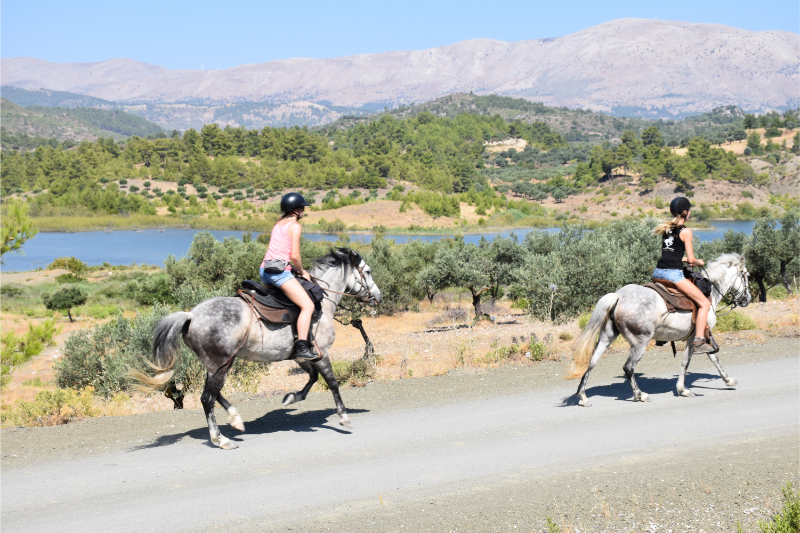 Te paard in Rhodos, Griekenland