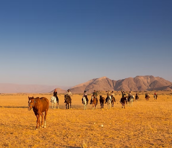 NANHSNDP-Safari-te-paard-door-de-Namibwoestijn-van-Namibië.jpg NANHSNDP-Safari-te-paard-door-de-Namibwoestijn-van-Namibië.jpg
