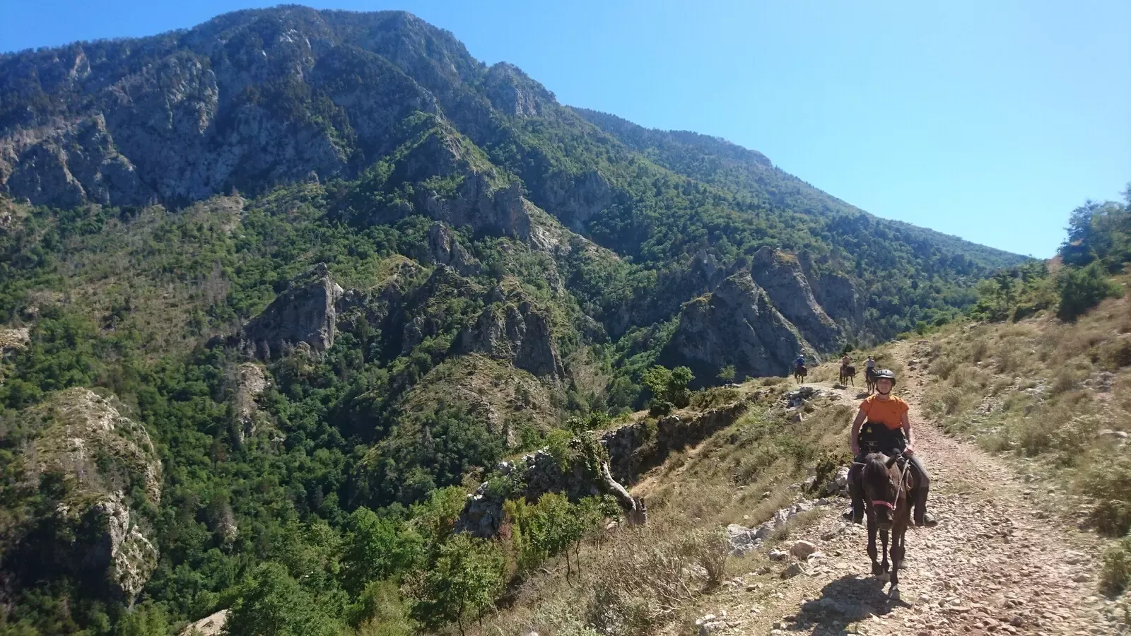 paardrijden langs indrukwekkende berglandschappen in Albanië